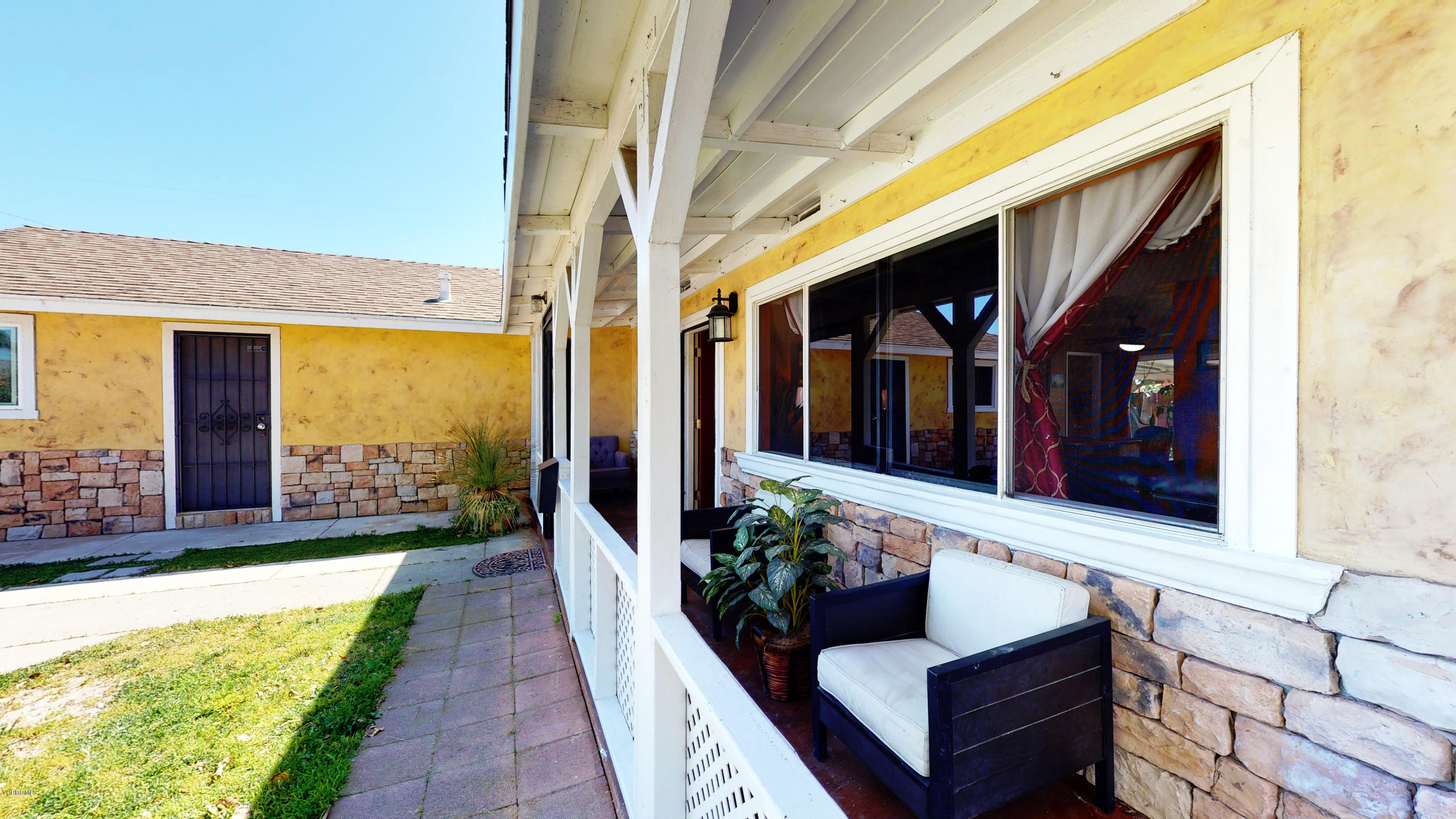 300 De Anza Way Oxnard, CA 93033 - Photo 5 of 20 07_Front porch