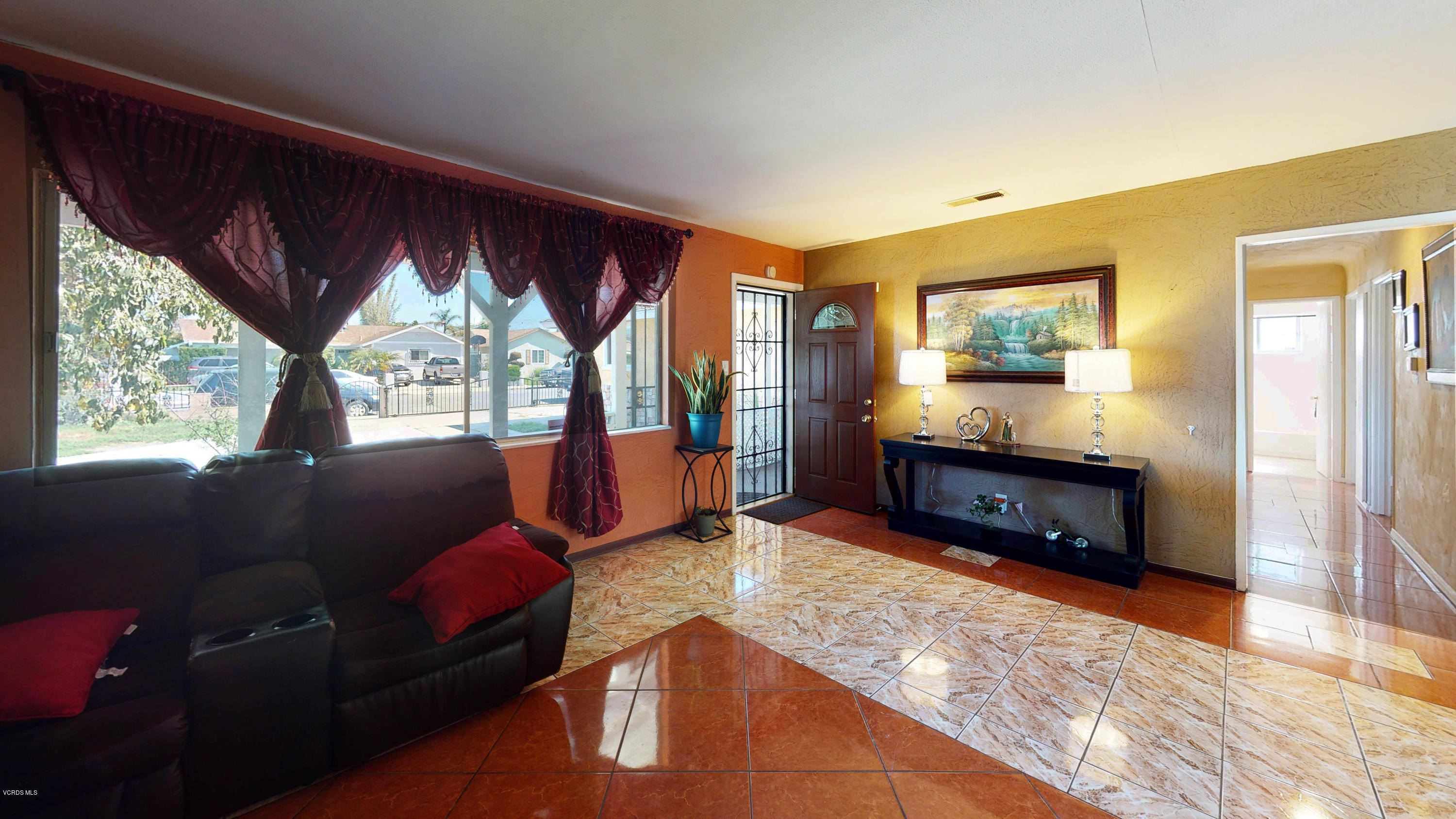 300 De Anza Way Oxnard, CA 93033 - Photo 7 of 20 11_Living Room