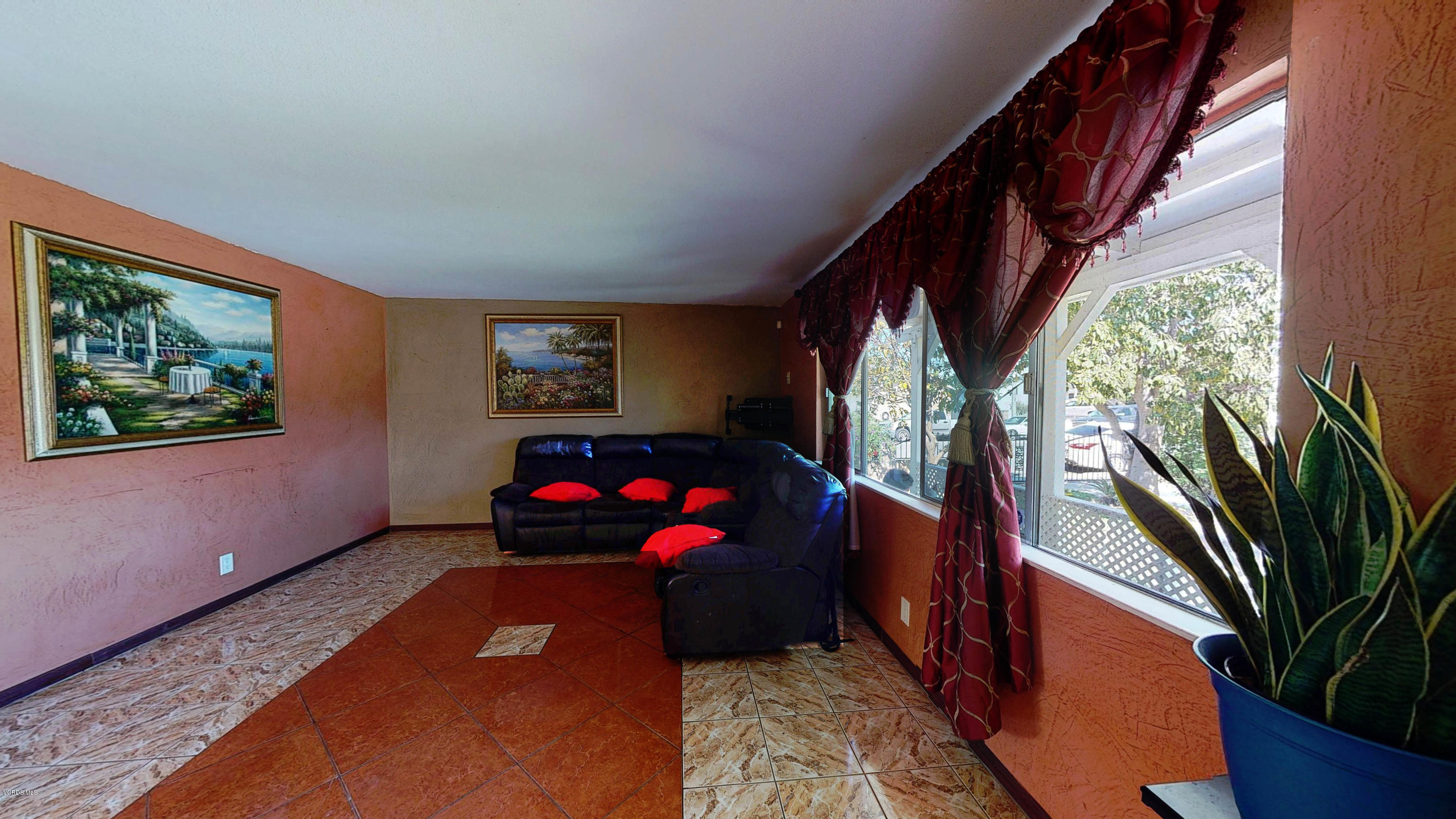 300 De Anza Way Oxnard, CA 93033 - Photo 8 of 20 10_Living Room
