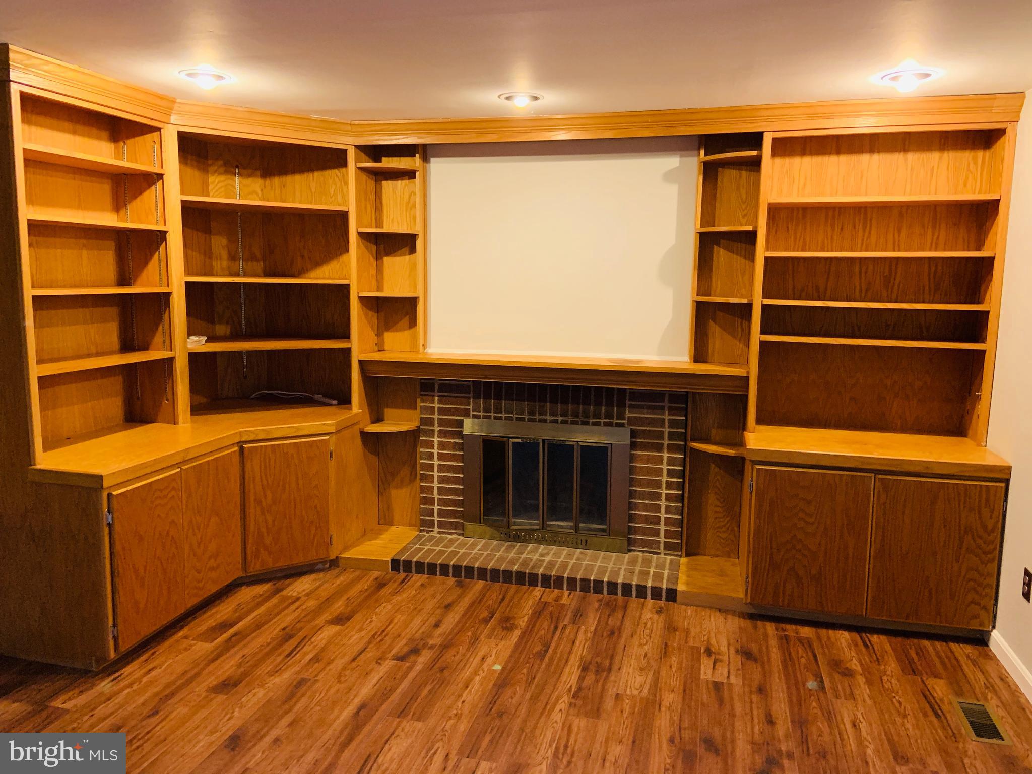 19005 Glendower Road Gaithersburg, MD 20879 - Photo 22 of 46 Family room with wood burning fireplace