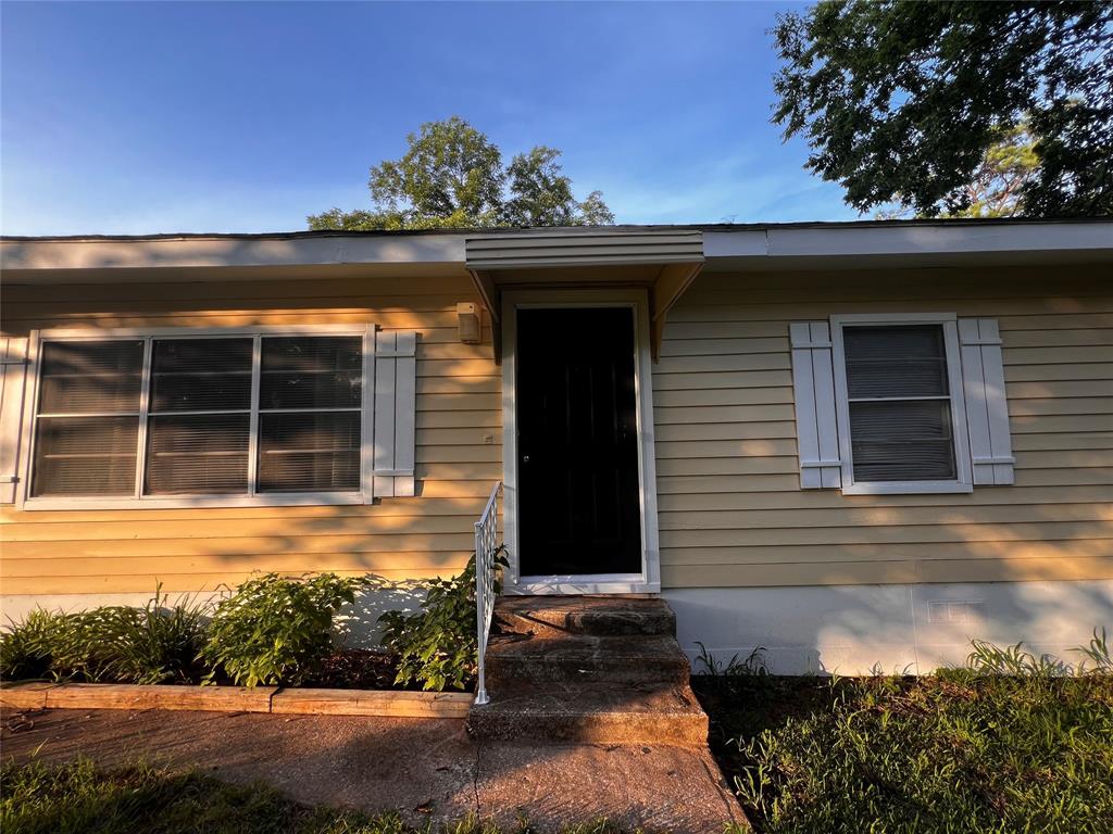 1036 Paradise Cove Road Pottsboro, TX 75076 - Photo 34 of 40 a front view of a house with a yard