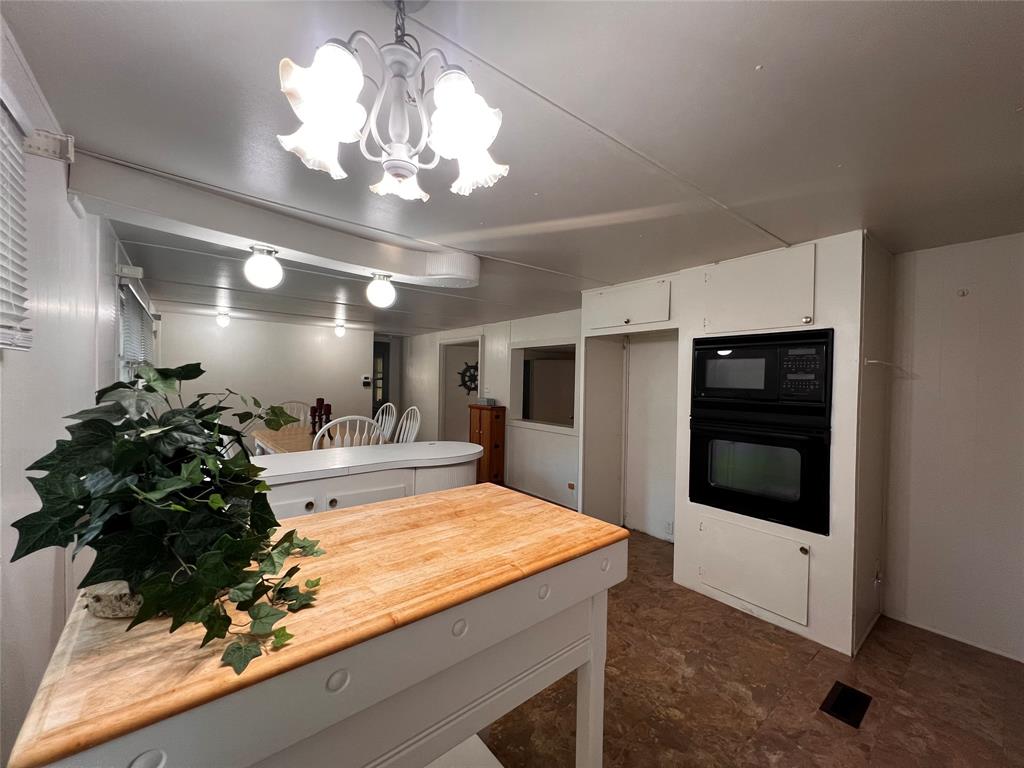 1036 Paradise Cove Road Pottsboro, TX 75076 - Photo 9 of 40 a view of a living room