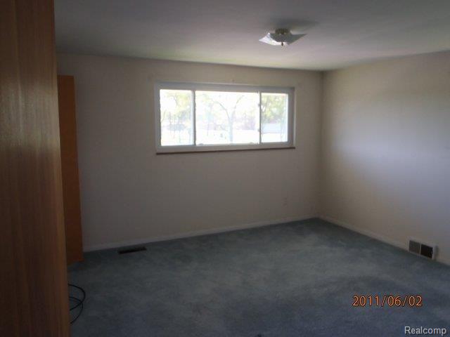 9823 Middlebelt Road, Unit 19 Livonia, MI 48150 - Photo 5 of 11 P6020028