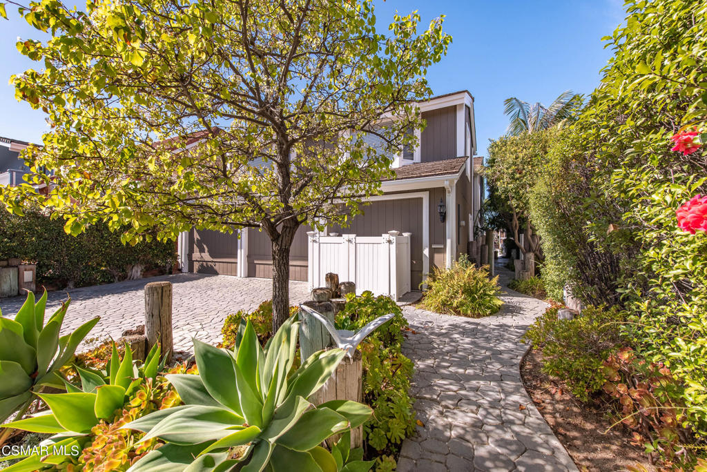 2025 Napoli Drive Oxnard, CA 93035 - Photo 3 of 47 a front view of a house with a yard