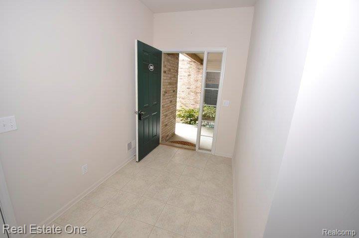 5909 High Point Court, Unit 12 Brighton, MI 48116 - Photo 4 of 20 Foyer alt view