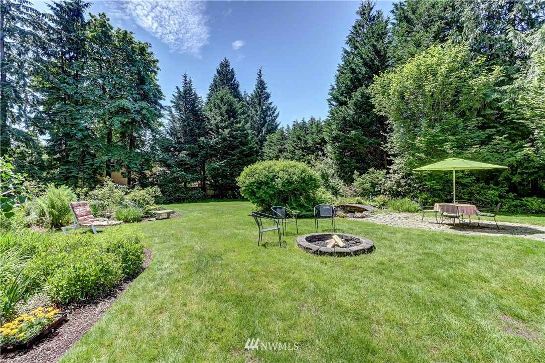 2716 187th Street Southeast Bothell, WA 98012 - Photo 33 of 37 a backyard with a table and chairs