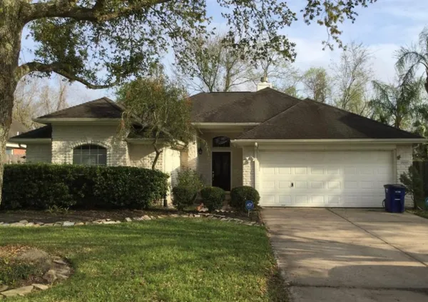 $2,390 | 1115 Courtside Drive East, League City, TX 77573