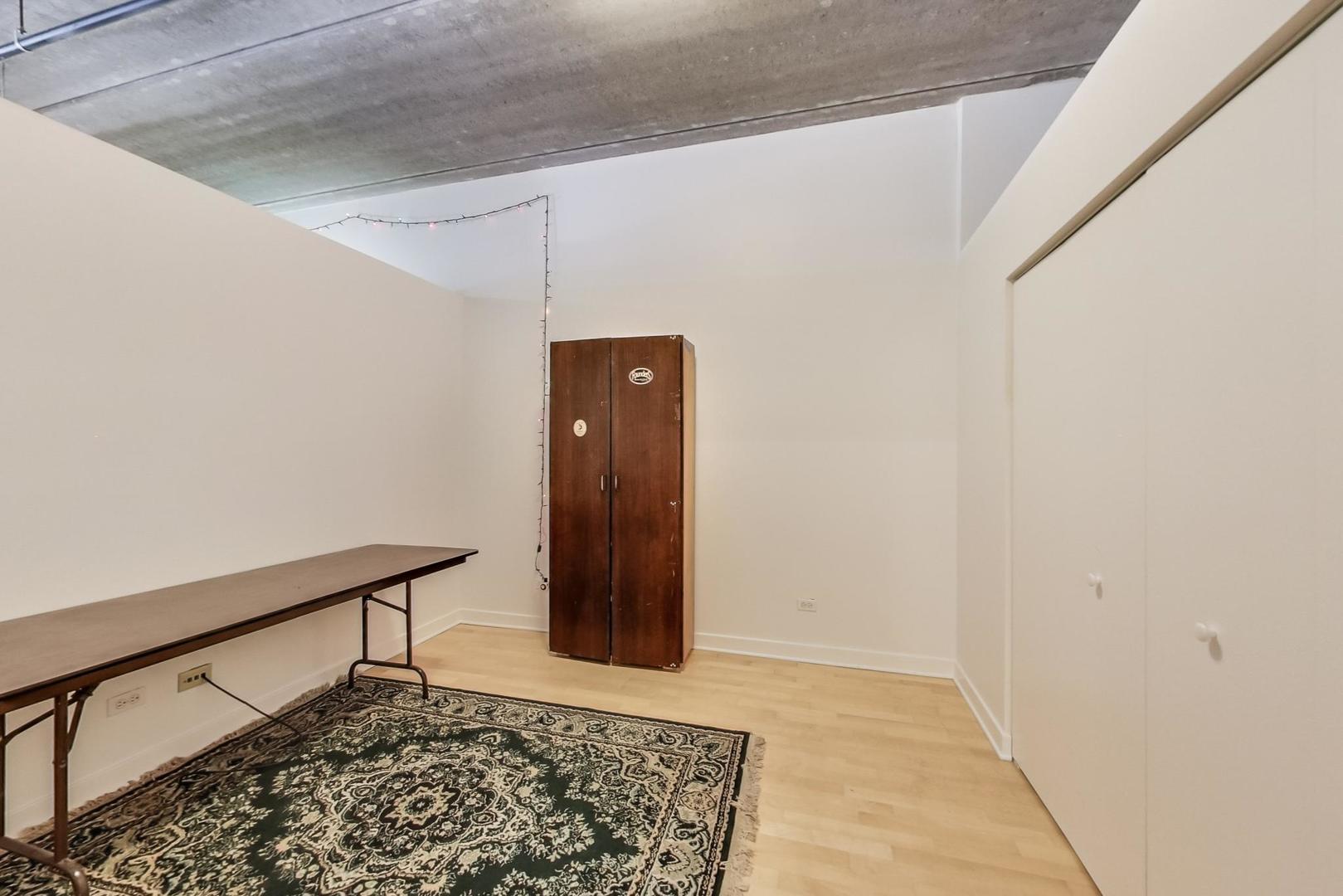 811 West 15th Place, Unit 606 Chicago, IL 60608 - Photo 15 of 22 a view of an entryway