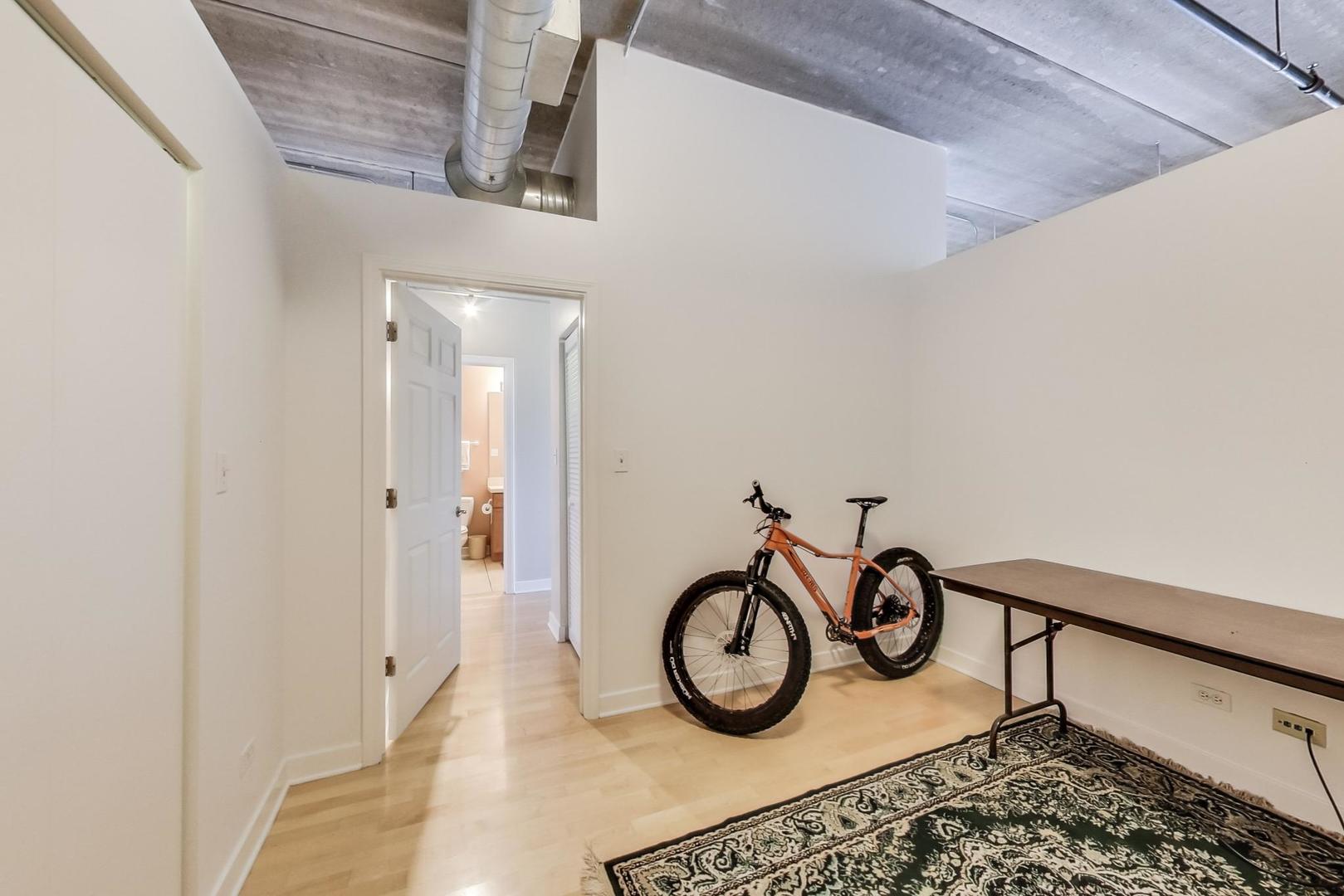 811 West 15th Place, Unit 606 Chicago, IL 60608 - Photo 16 of 22 a view of entryway with a table
