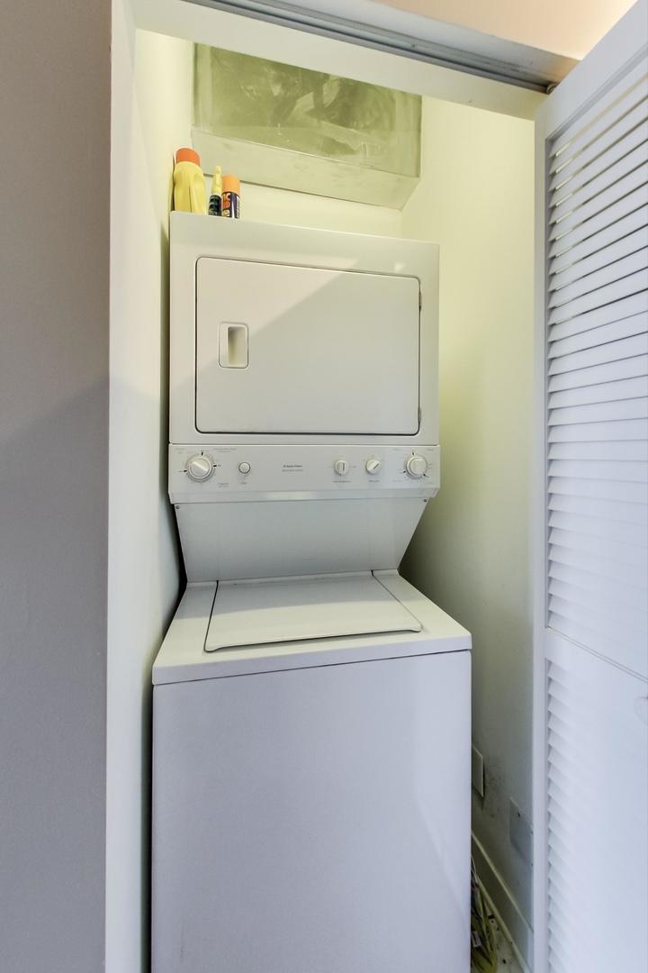 811 West 15th Place, Unit 606 Chicago, IL 60608 - Photo 18 of 22 a utility room with dryer and washer