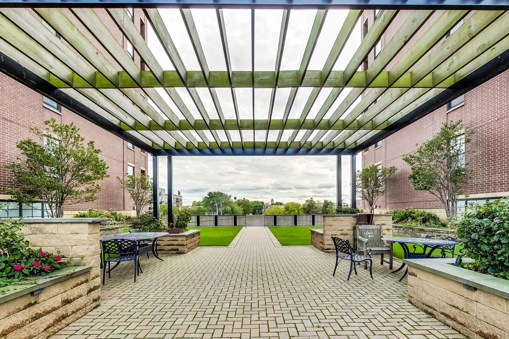 811 West 15th Place, Unit 606 Chicago, IL 60608 - Photo 20 of 22 a outdoor view with a sitting space