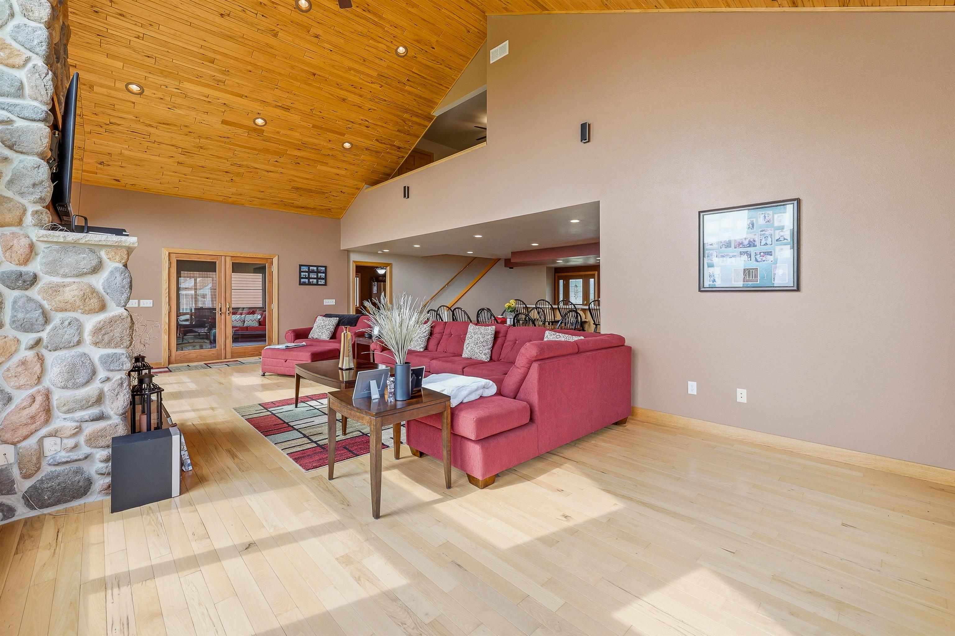 6322 Black Wolf Point Road Oshkosh, WI 54902 - Photo 4 of 46