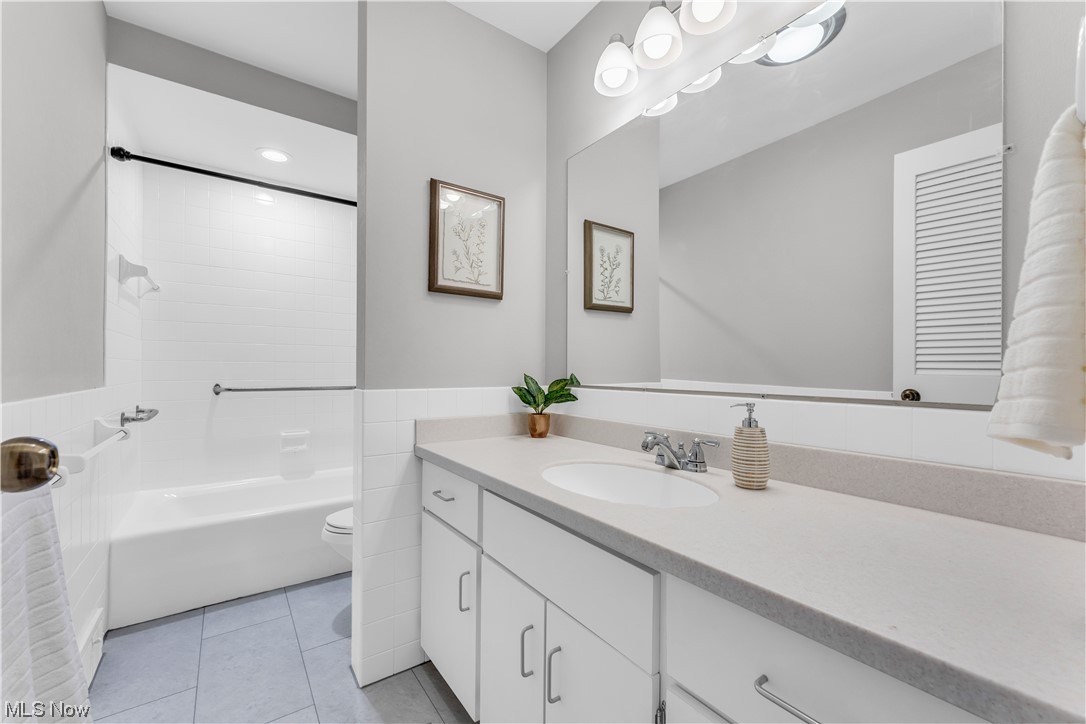 5025 Clubside Road Lyndhurst, OH 44124 - Photo 24 of 35 Full bathroom