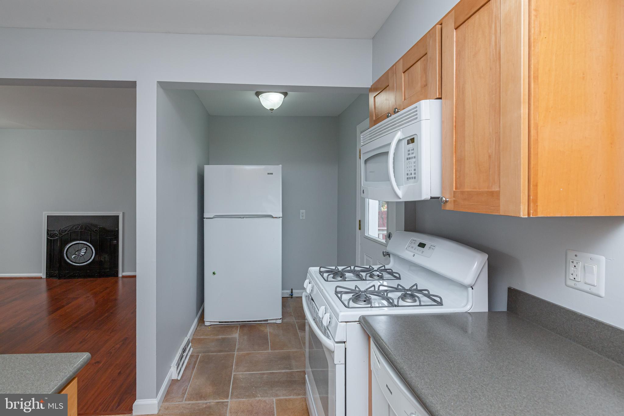 500 Andrew Road Springfield, PA 19064 - Photo 10 of 34 Kitchen with view of Family Room