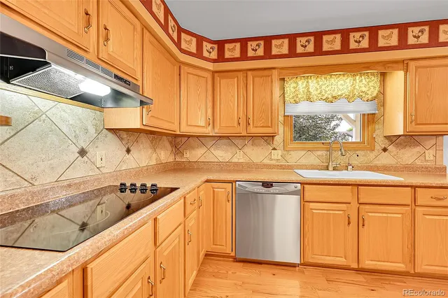 a view of entryway with washer and dryer