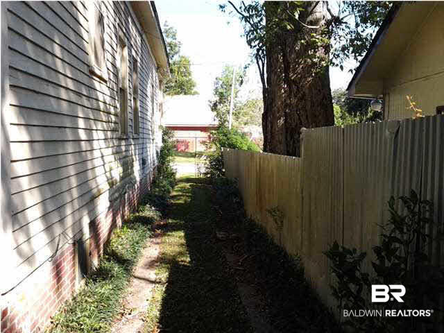 855 Savannah Street Mobile, AL 36603 - Photo 15 of 16 Side Yard