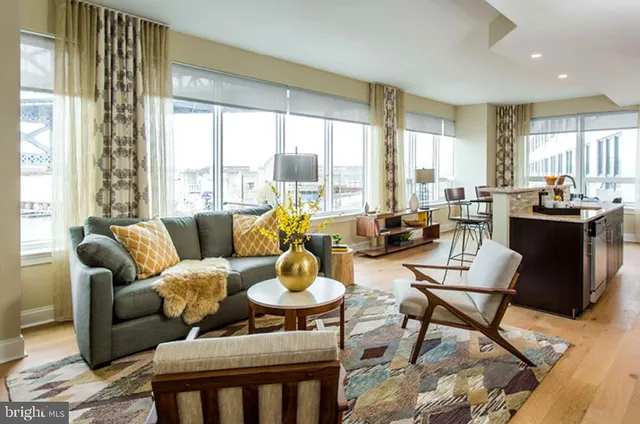 $2,705 | 235 North Christopher Columbus Boulevard, Unit 418, Philadelphia, PA 19106