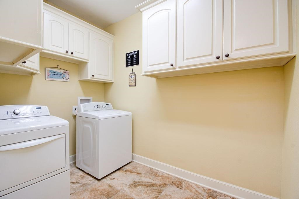 6506 15th Drive Lubbock, TX 79416 - Photo 25 of 42 a utility room with dryer and washer