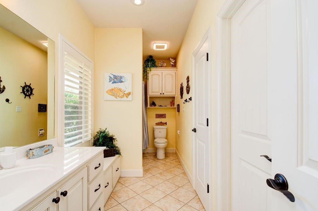 6506 15th Drive Lubbock, TX 79416 - Photo 27 of 42 a bathroom with a tub sink and mirror