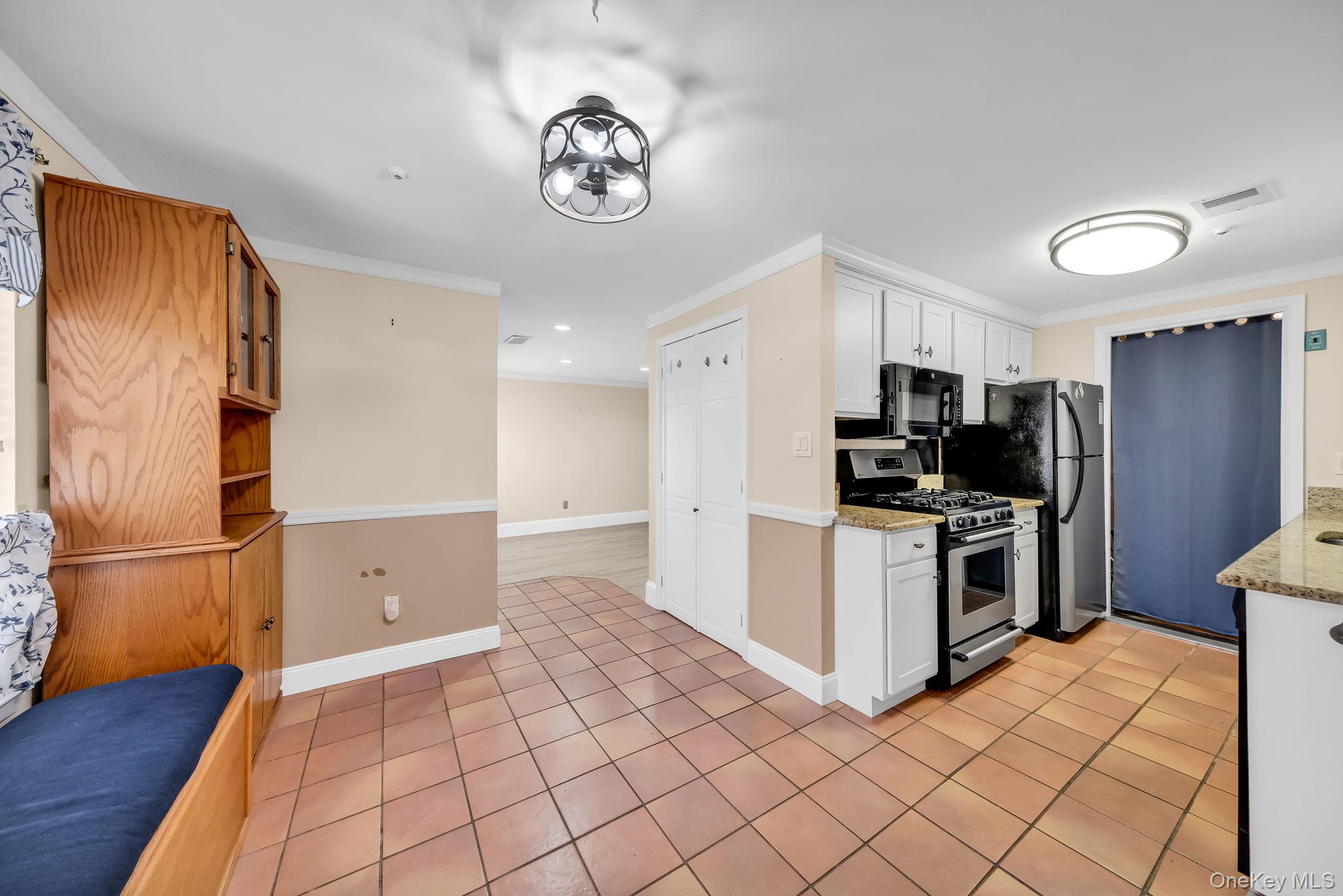 8 Birchwood Road Medford, NY 11763 - Photo 11 of 46