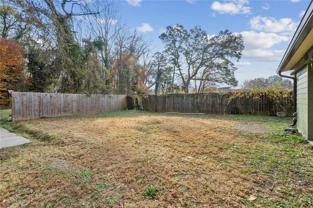 a view of a backyard