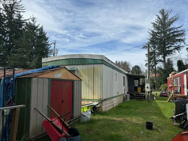 a view of a backyard
