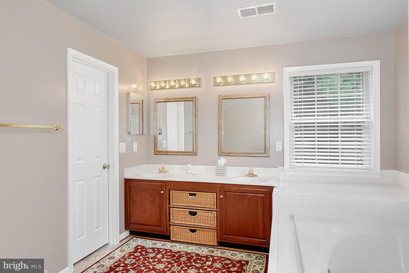 12823 Tournament Drive Reston, VA 20191 - Photo 27 of 30 Bath (Master)
