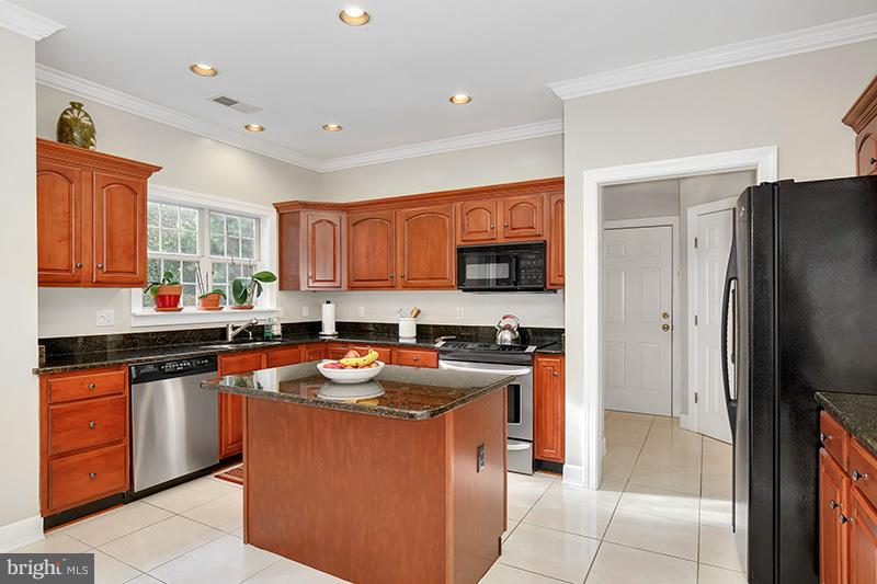 12823 Tournament Drive Reston, VA 20191 - Photo 8 of 30 Kitchen