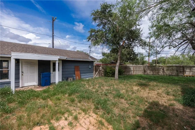$225,000 | 615 East Henderson Street, Bishop, TX 78343