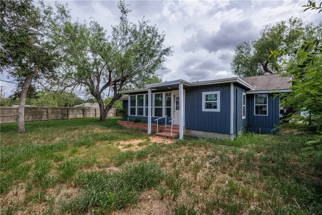 $225,000 | 615 East Henderson Street, Bishop, TX 78343