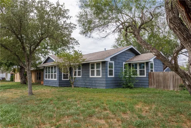 $225,000 | 615 East Henderson Street, Bishop, TX 78343