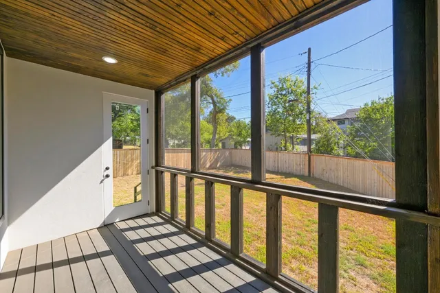 a view of an house with backyard and a garden