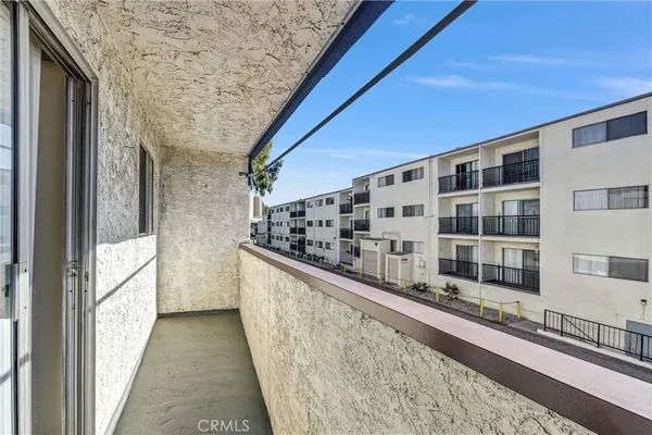 $346,000 | 18530 Hatteras Street, Unit 226, Tarzana, CA 91356