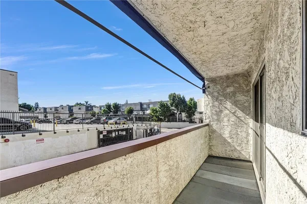 $346,000 | 18530 Hatteras Street, Unit 226, Tarzana, CA 91356