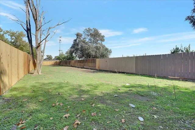 a view of a backyard
