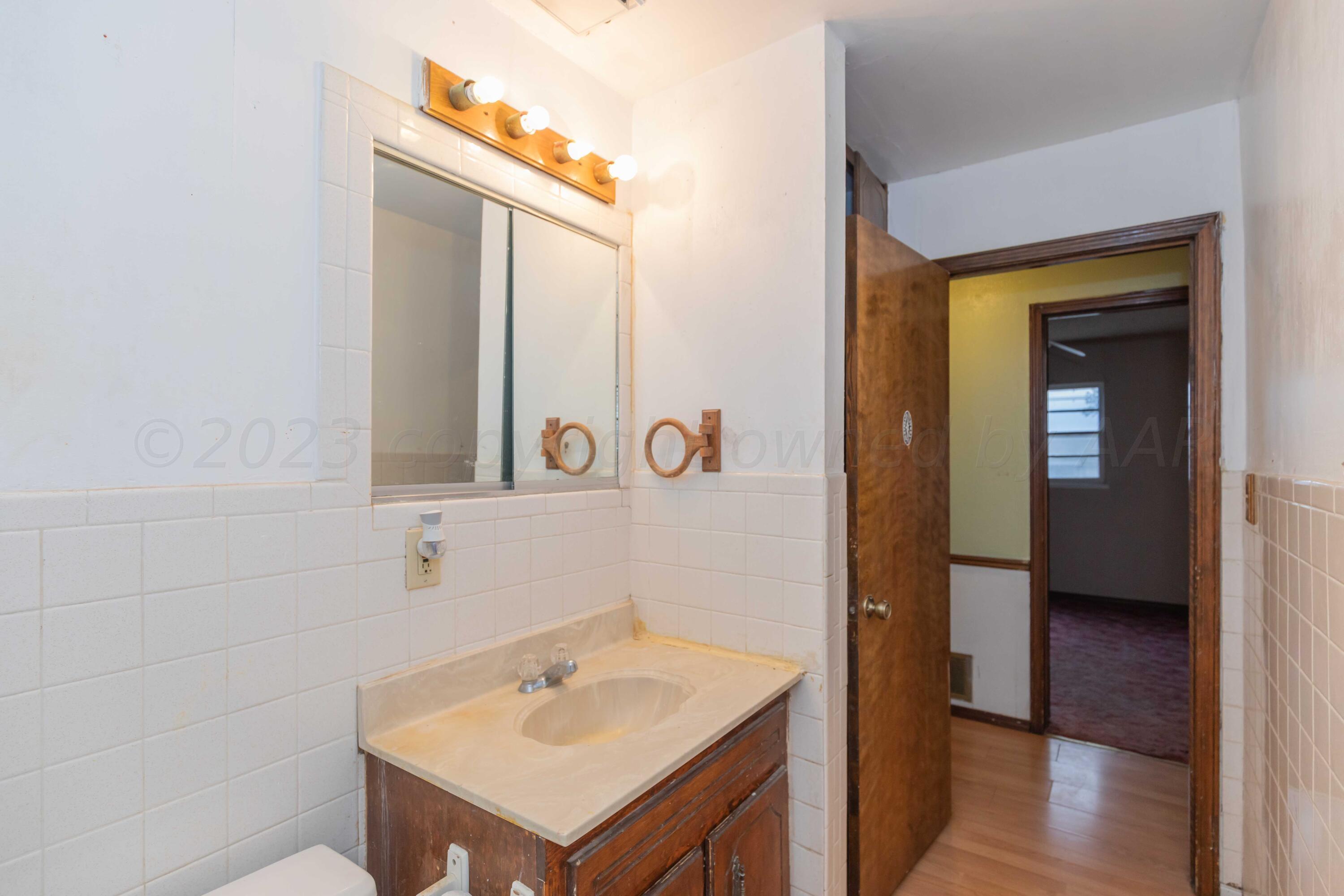 5127 Bowie Street Amarillo, TX 79110 - Photo 16 of 28 BATHROOM VIEW 2