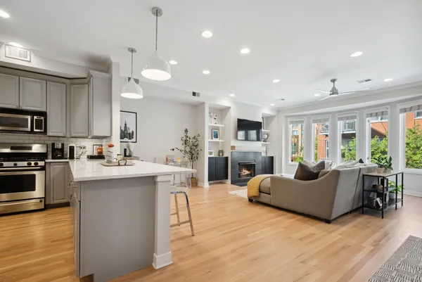$3,700 | 821 West Superior Street, Unit 3, Chicago, IL 60642