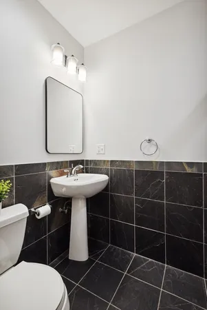 $3,700 | 821 West Superior Street, Unit 3, Chicago, IL 60642