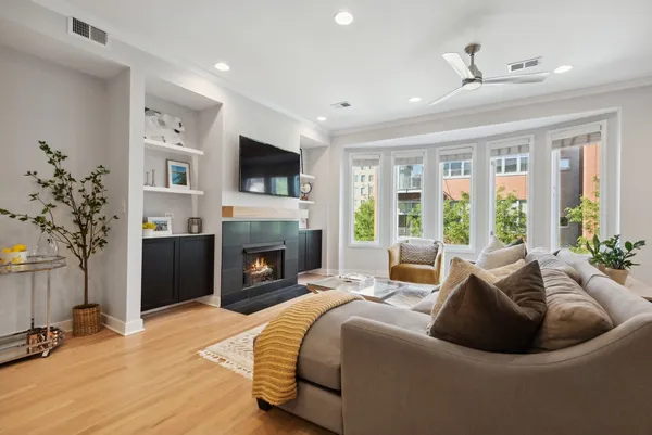 $3,700 | 821 West Superior Street, Unit 3, Chicago, IL 60642