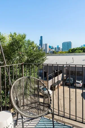 $3,700 | 821 West Superior Street, Unit 3, Chicago, IL 60642