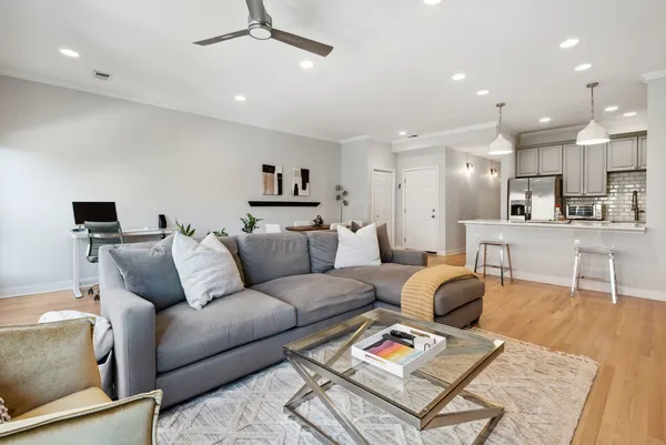 $3,700 | 821 West Superior Street, Unit 3, Chicago, IL 60642