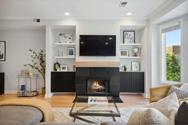 $3,700 | 821 West Superior Street, Unit 3, Chicago, IL 60642