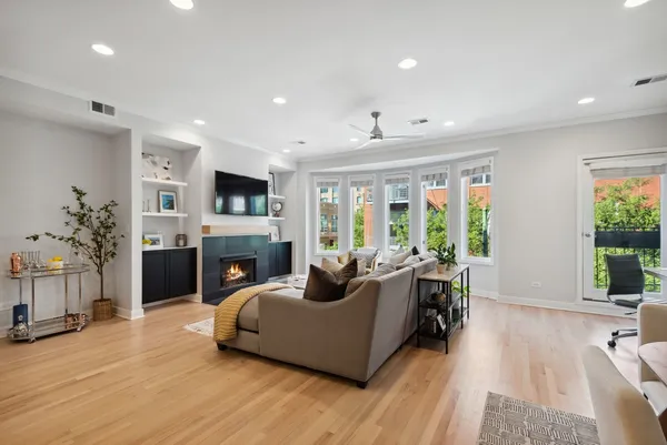 $3,700 | 821 West Superior Street, Unit 3, Chicago, IL 60642