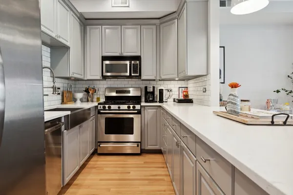 $3,700 | 821 West Superior Street, Unit 3, Chicago, IL 60642