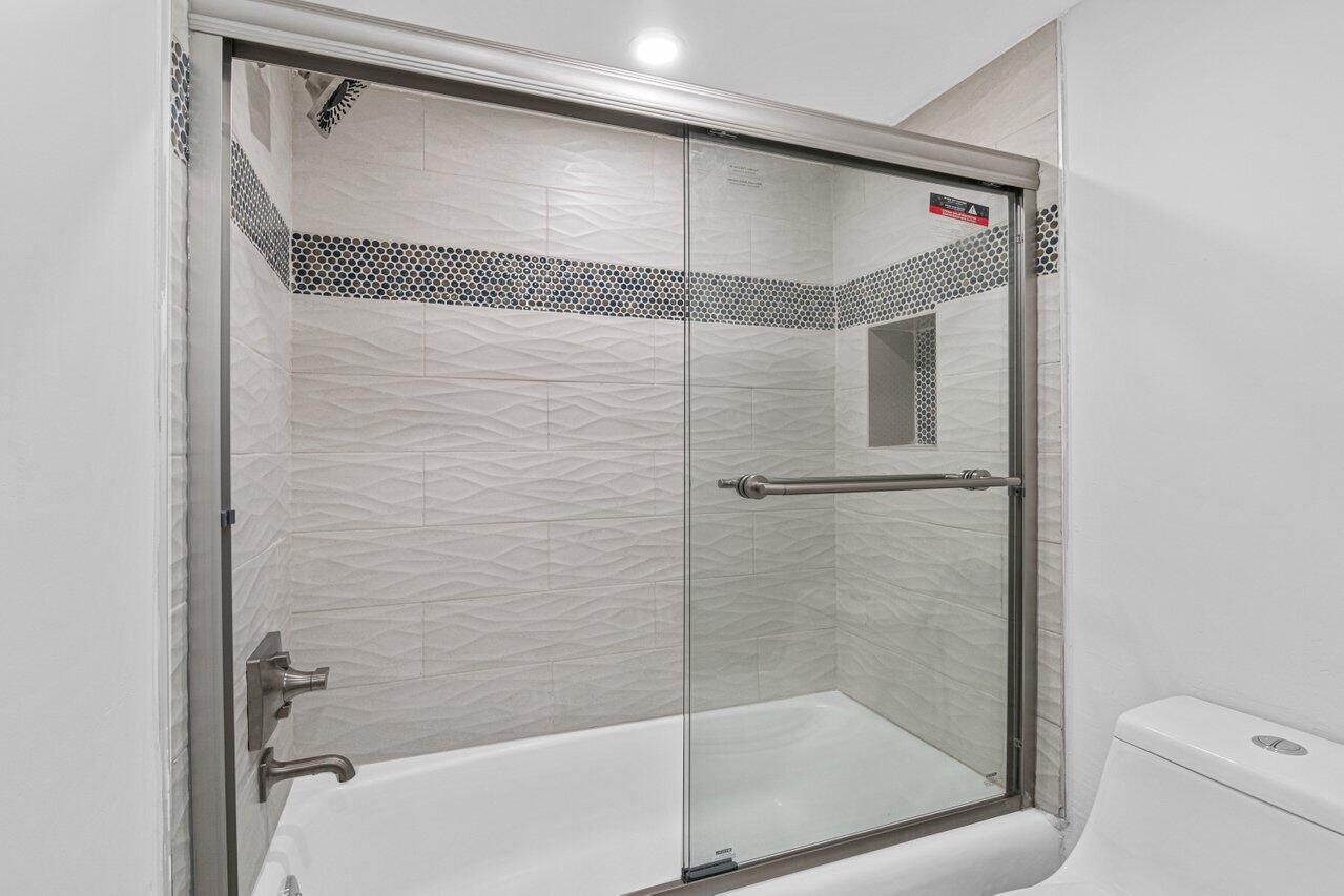 859 Jeffery Street, Unit 609 Boca Raton, FL 33487 - Photo 11 of 34 tub/shower