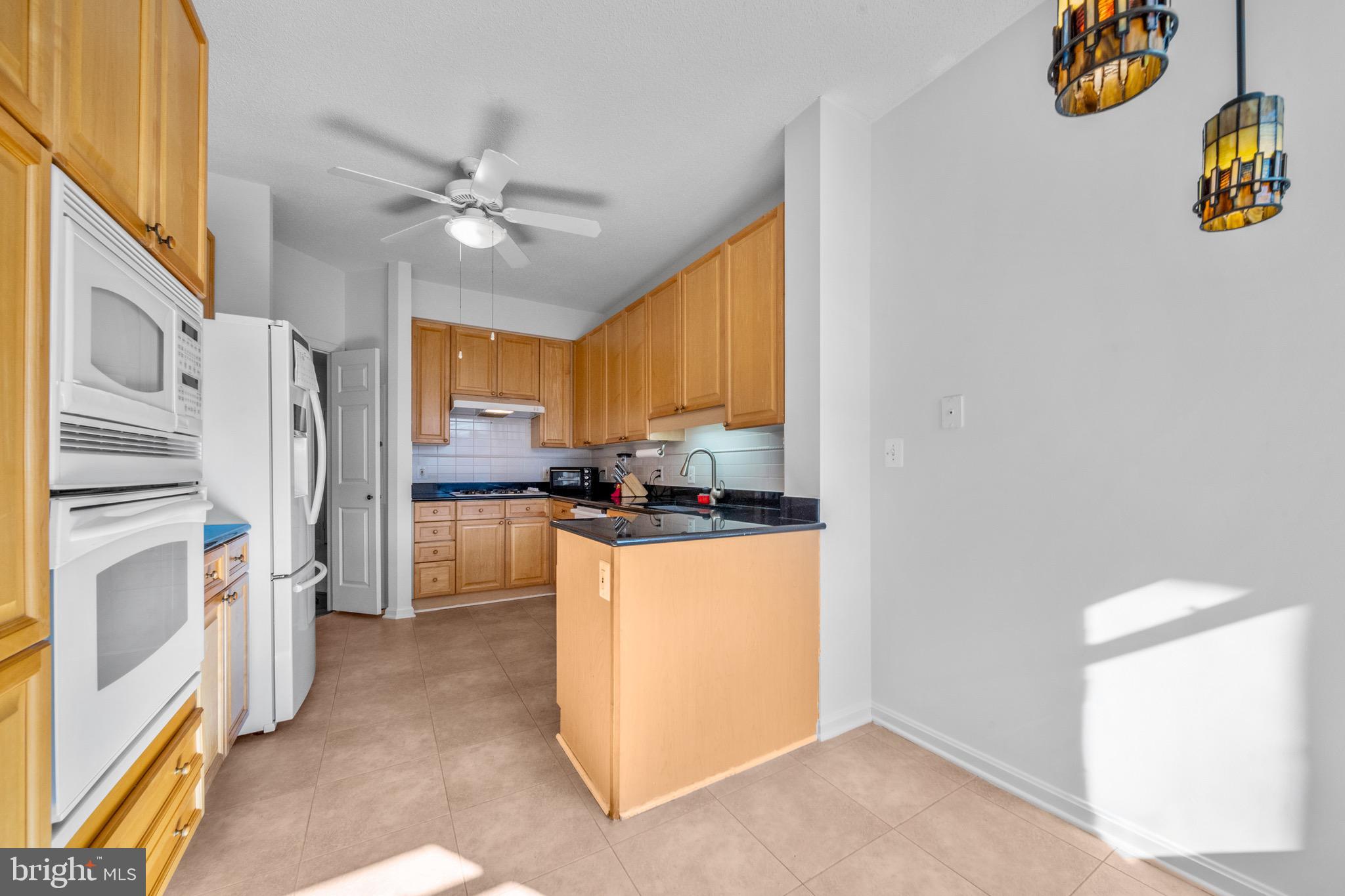 19360 Magnolia Grove Square, Unit 412 Leesburg, VA 20176 - Photo 11 of 28 Eat-in Kitchen