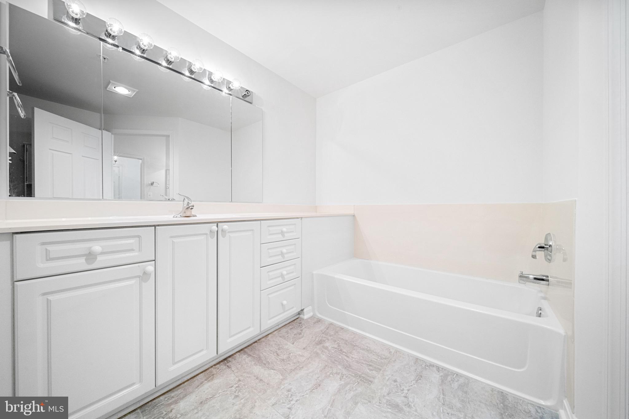 19360 Magnolia Grove Square, Unit 412 Leesburg, VA 20176 - Photo 5 of 28 Primary Bathroom