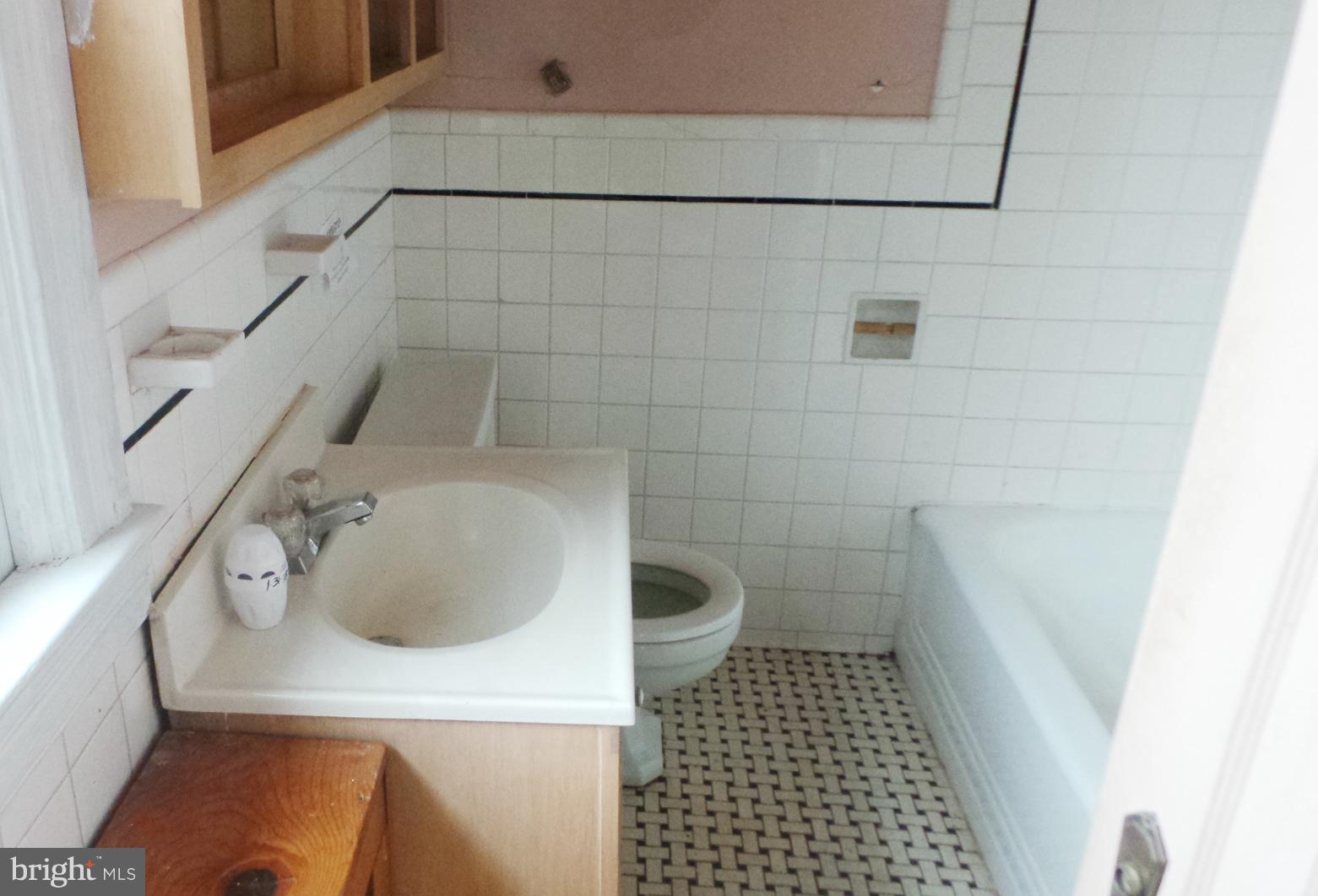6210 Tramore Road Baltimore, MD 21214 - Photo 9 of 11 Bath
