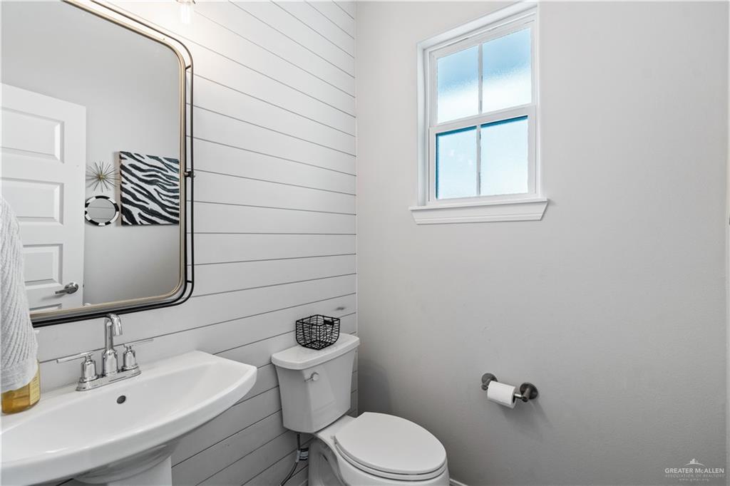 5508 River Road McAllen, TX 78504 - Photo 3 of 21 Powder room for your guests