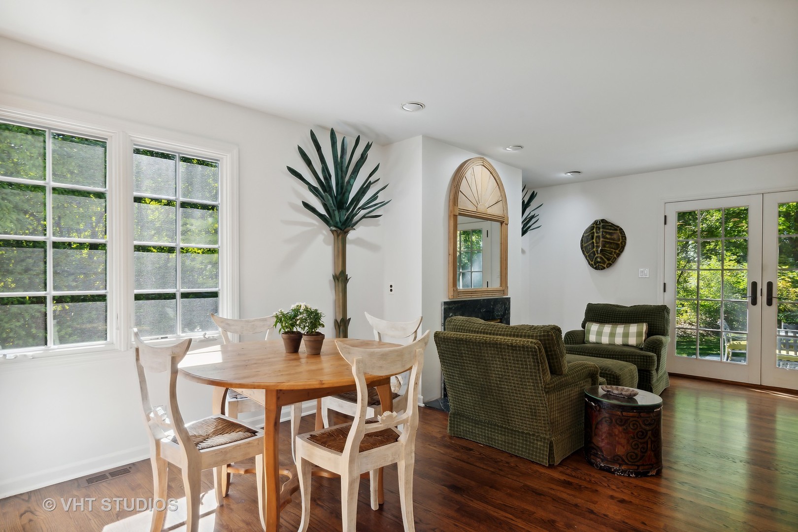 540 Buena Road Lake Forest, IL 60045 - Photo 22 of 37 a dining room with furniture and wooden floor
